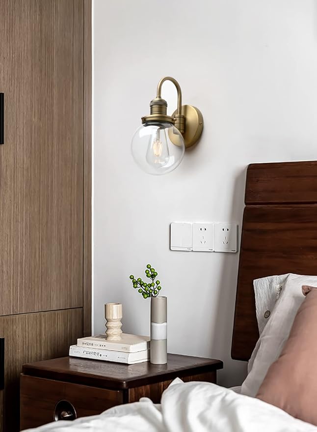 Yosoan 1-Light Brass Modern Vintage Indoor Wall Sconce, Vanity Single Luxury Hardwired Retro Textured Clear Round Globe Glass Shade with Industrial Curved Rod Bathroom Lamp(Antique)