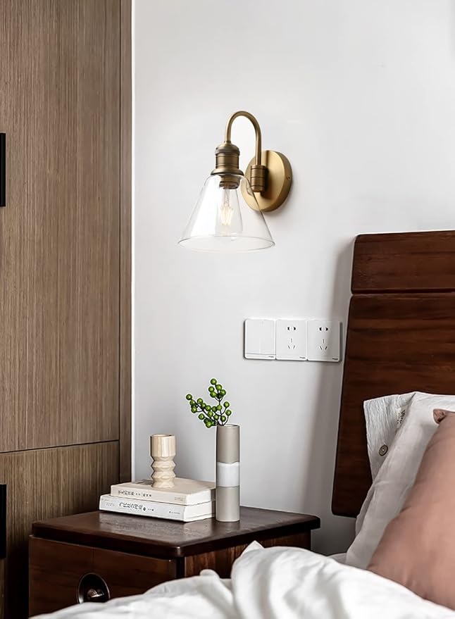 Yosoan 1-Light Brass Modern Vintage Indoor Wall Sconce, Vanity Single Luxury Hardwired Retro Textured Clear Funnel Flared Glass Shade with Industrial Curved Rod Bathroom Lamp(Antique)